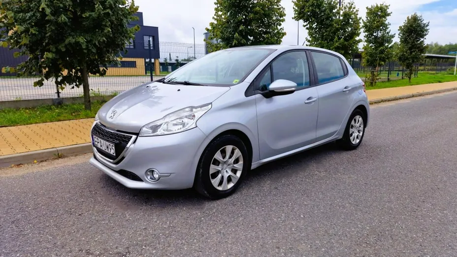 PEUGEOT 208 -
