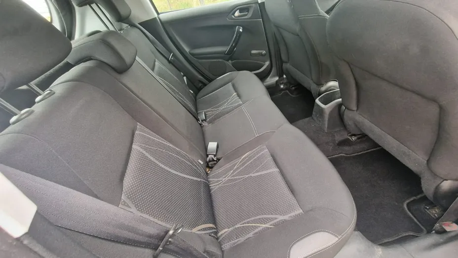 PEUGEOT 208 -