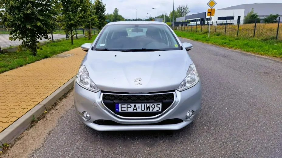 PEUGEOT 208 -