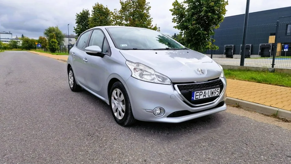 PEUGEOT 208 -
