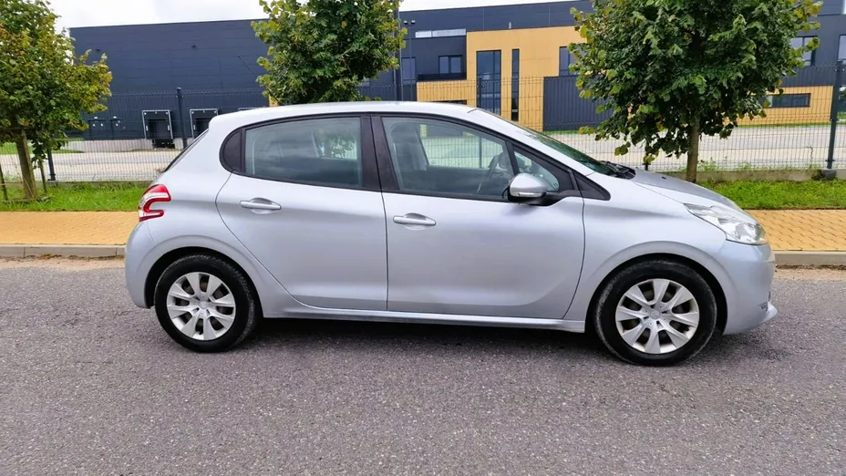 PEUGEOT 208 -