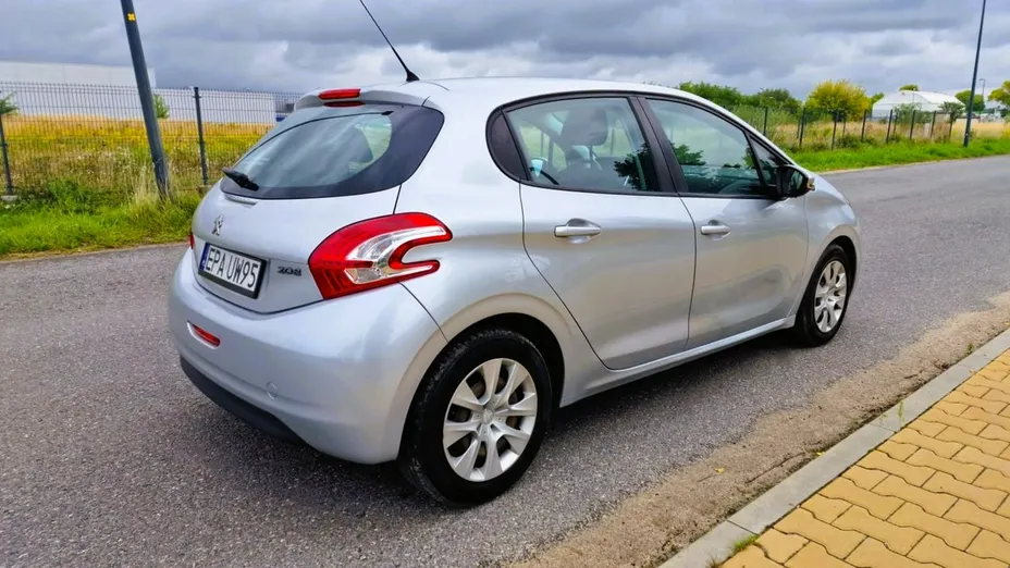 PEUGEOT 208 -