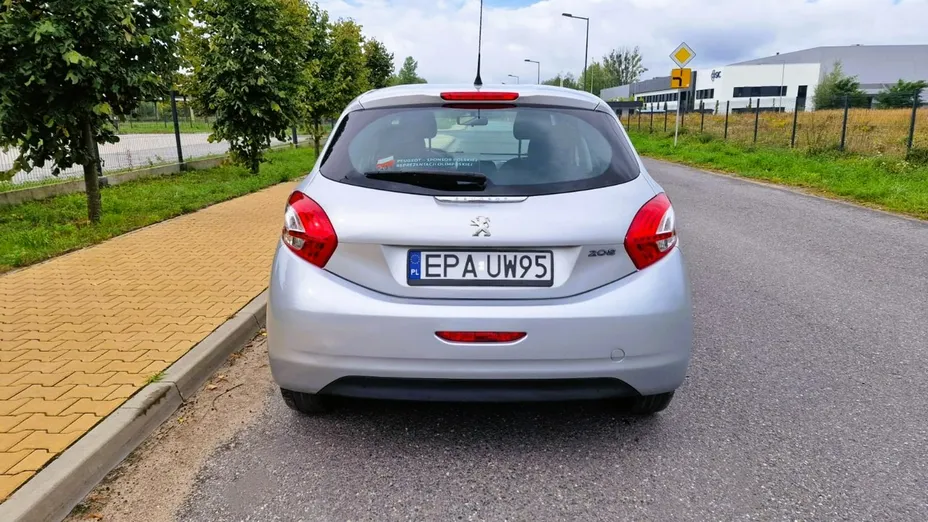 PEUGEOT 208 -