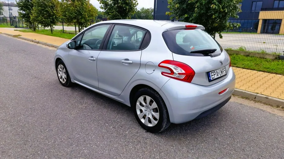 PEUGEOT 208 -