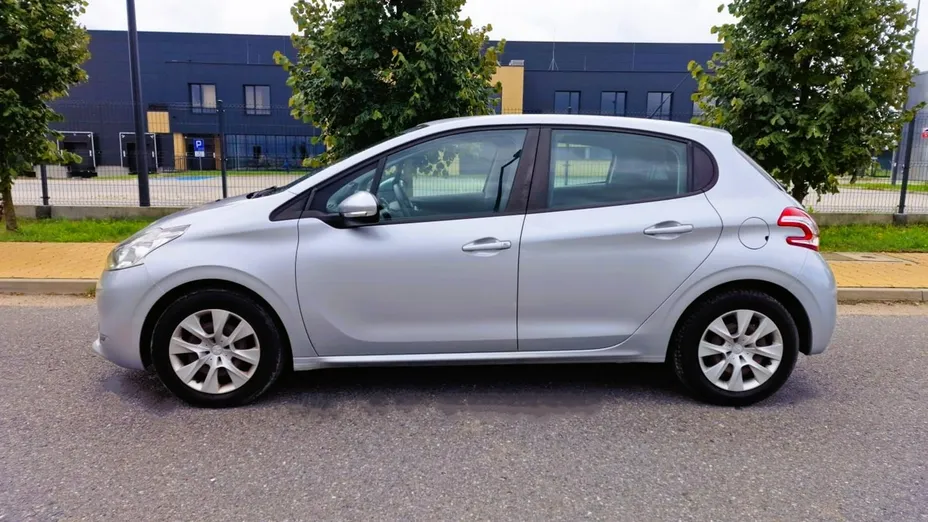 PEUGEOT 208 -