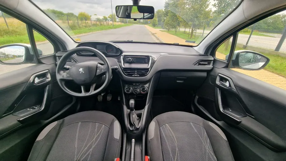 PEUGEOT 208 -