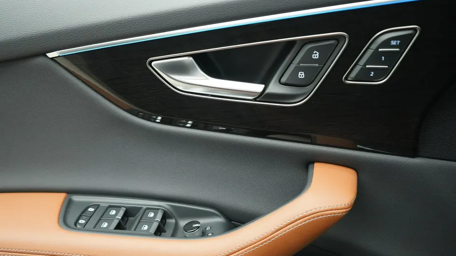 AUDI Q8 -
