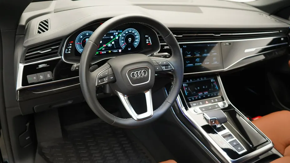 AUDI Q8 -