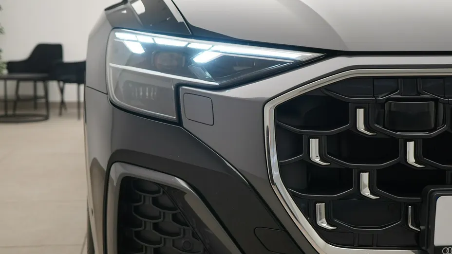 AUDI Q8 -