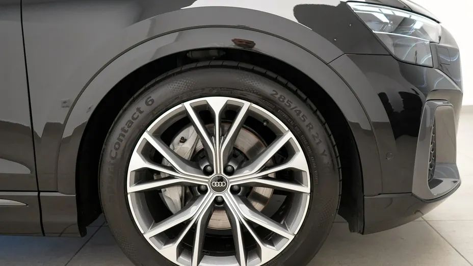 AUDI Q8 -