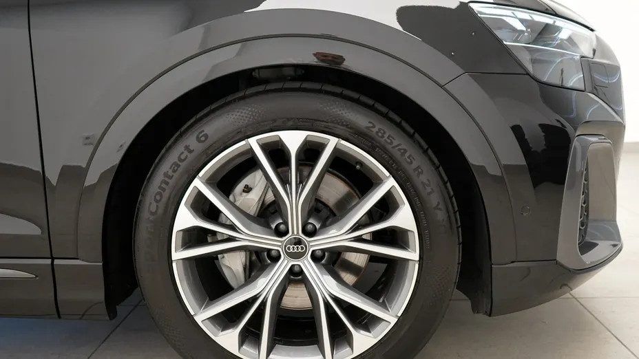 AUDI Q8 -