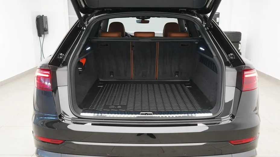 AUDI Q8 -