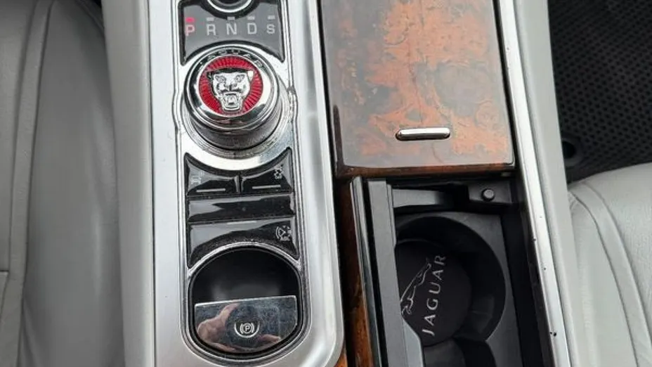 JAGUAR XF -