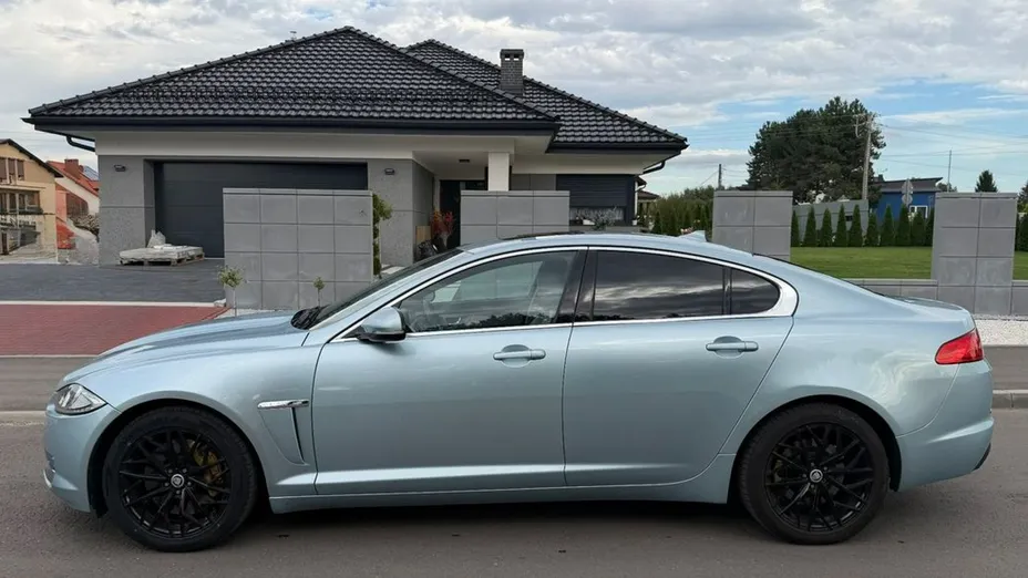 JAGUAR XF -