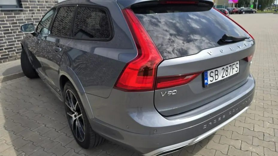 VOLVO V90 -