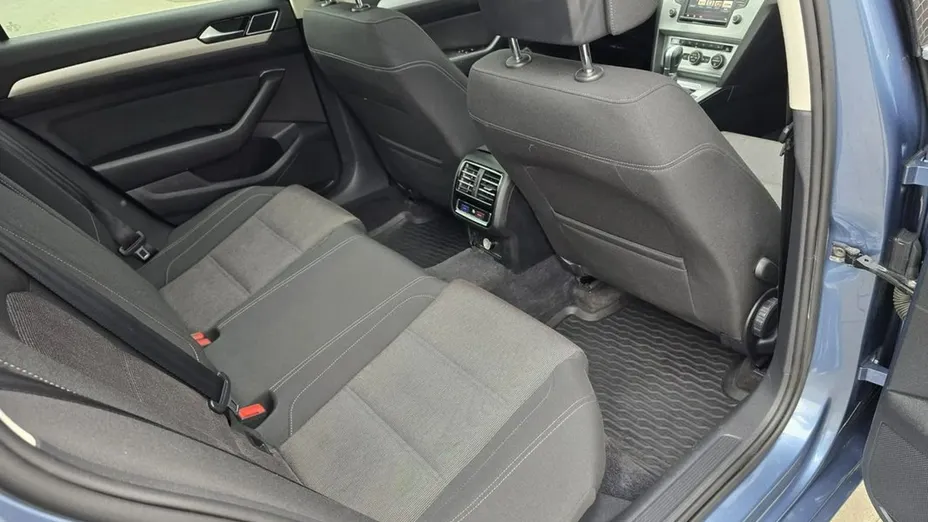 VOLKSWAGEN Passat -