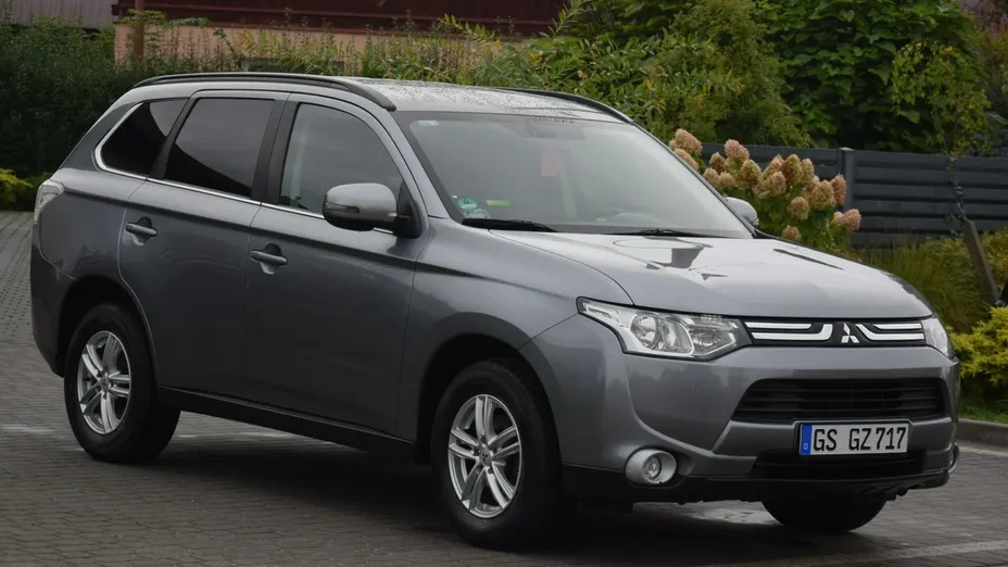 MITSUBISHI Outlander -