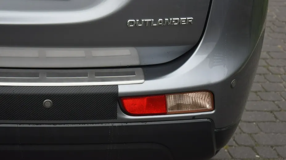 MITSUBISHI Outlander -