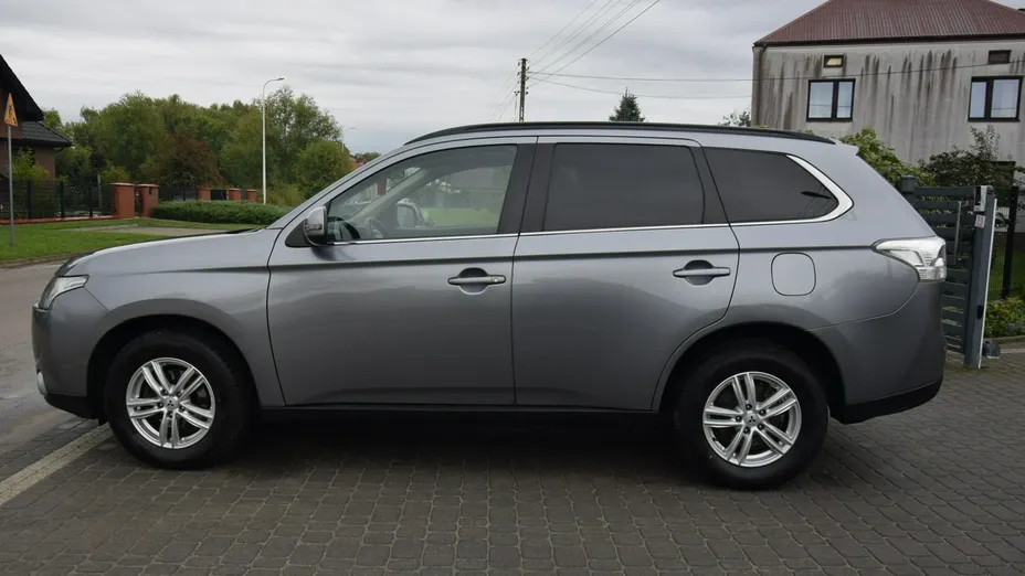 MITSUBISHI Outlander -