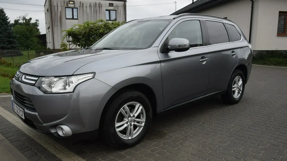 MITSUBISHI Outlander -