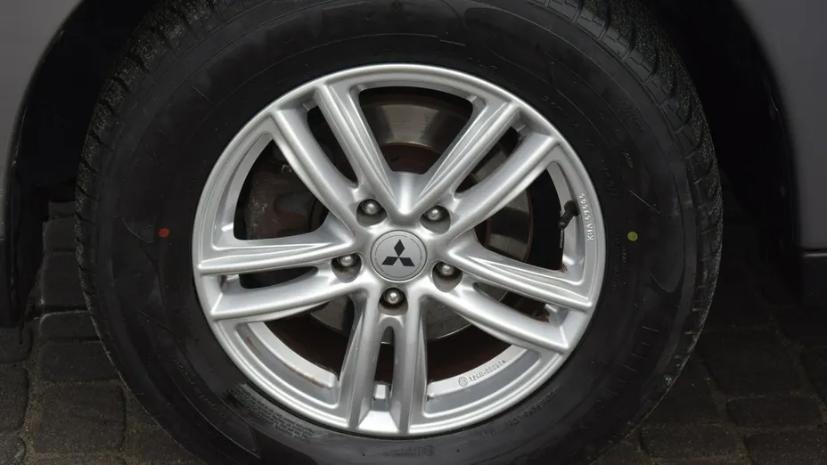 MITSUBISHI Outlander -