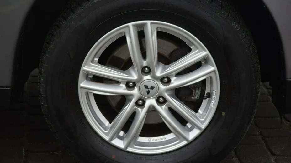 MITSUBISHI Outlander -