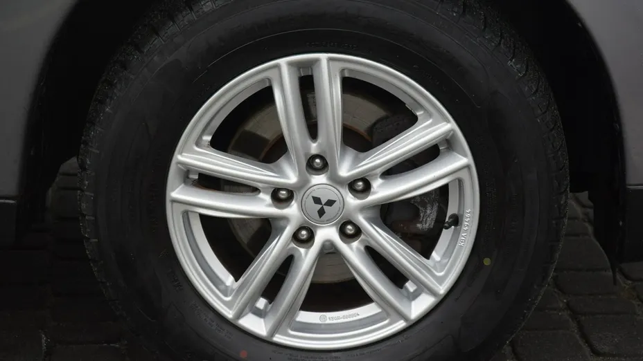 MITSUBISHI Outlander -