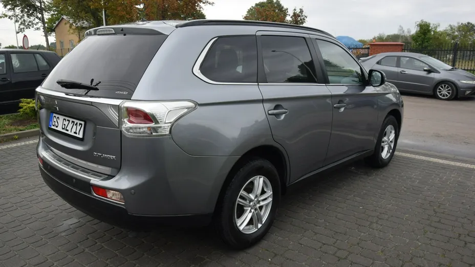 MITSUBISHI Outlander -