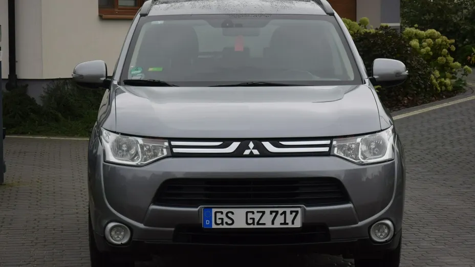MITSUBISHI Outlander -