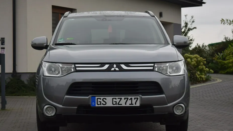 MITSUBISHI Outlander -