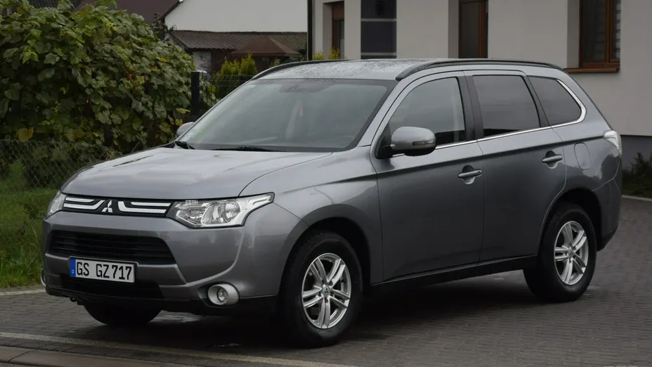 MITSUBISHI Outlander -