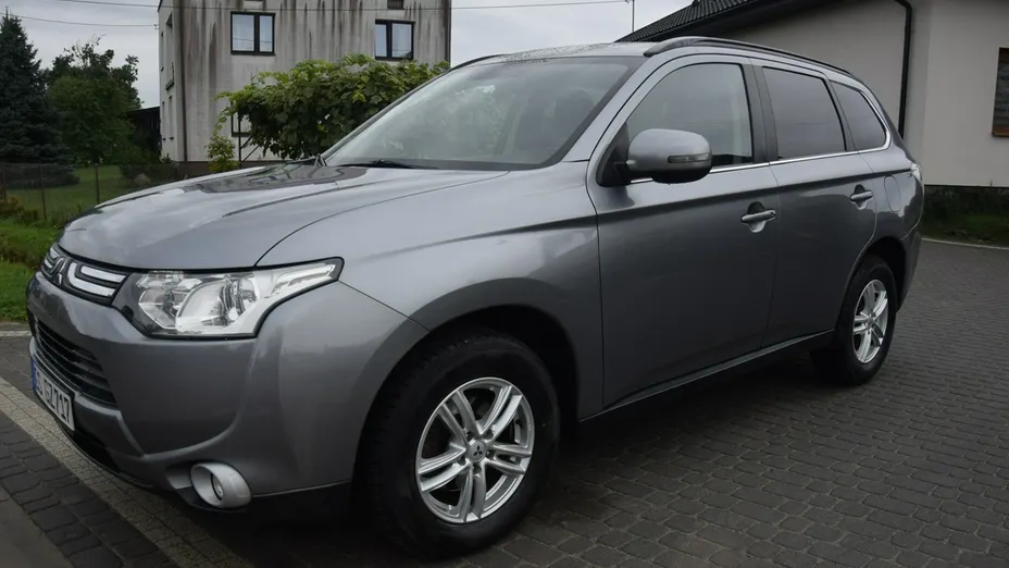 MITSUBISHI Outlander -