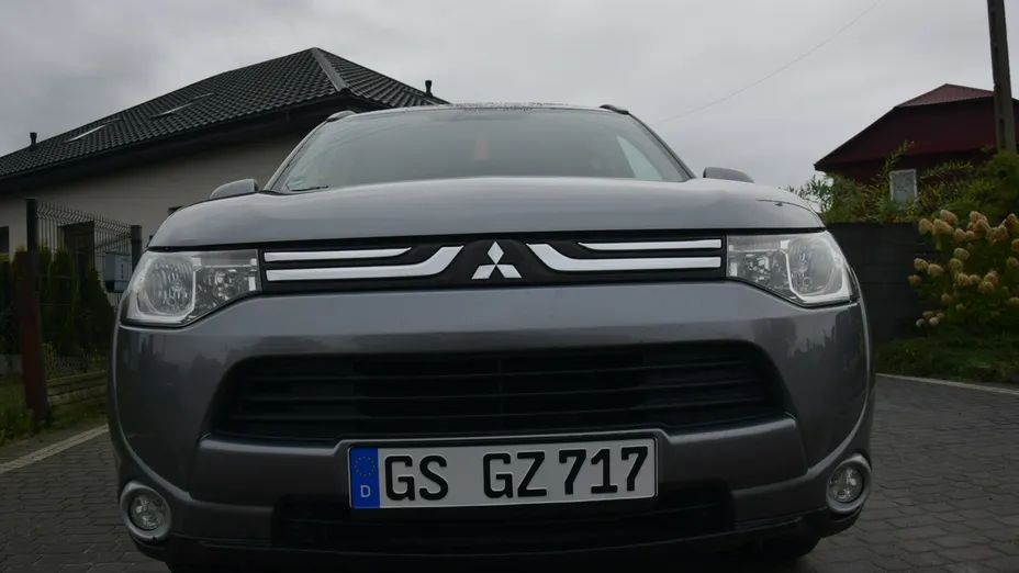 MITSUBISHI Outlander -