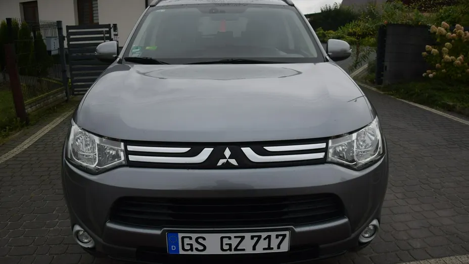 MITSUBISHI Outlander -