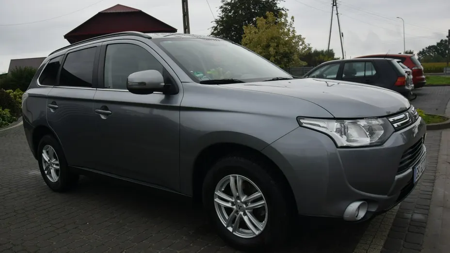 MITSUBISHI Outlander -