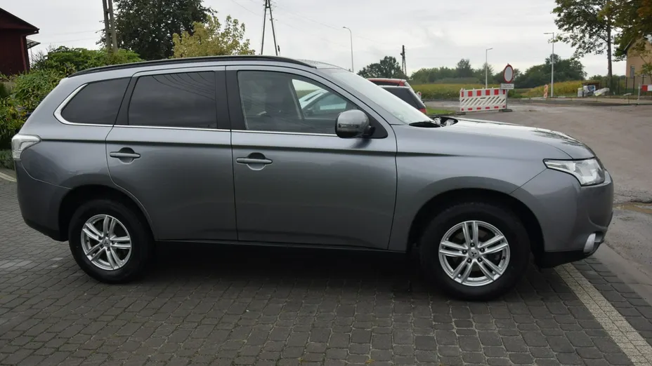 MITSUBISHI Outlander -