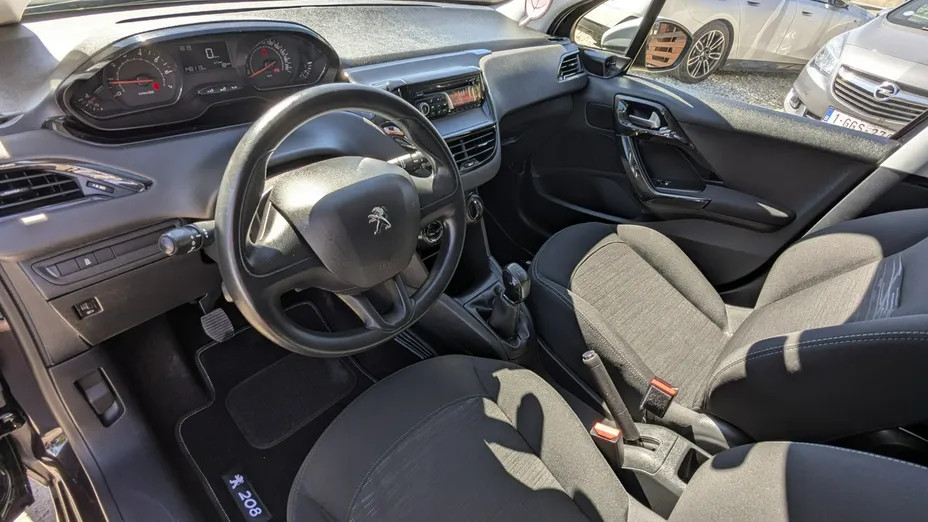 PEUGEOT 208 -