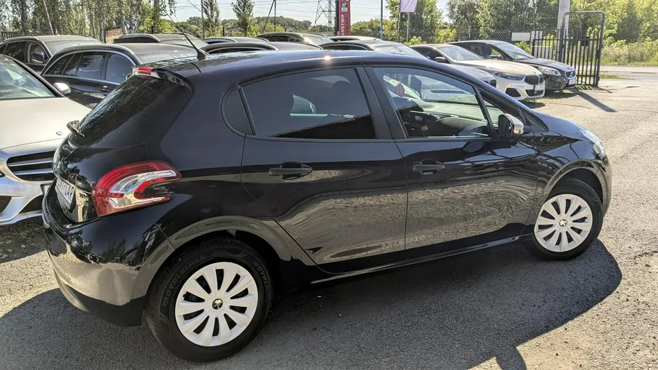 PEUGEOT 208 -