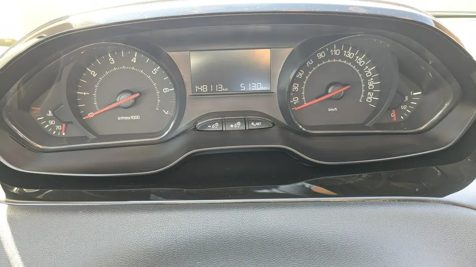PEUGEOT 208 -