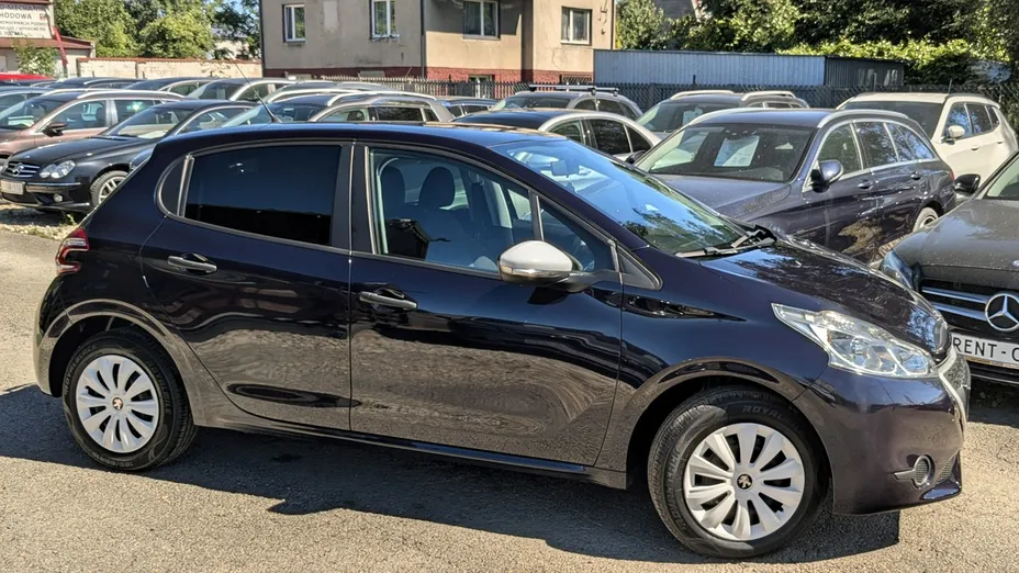 PEUGEOT 208 -