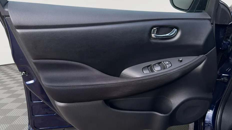 NISSAN Leaf -