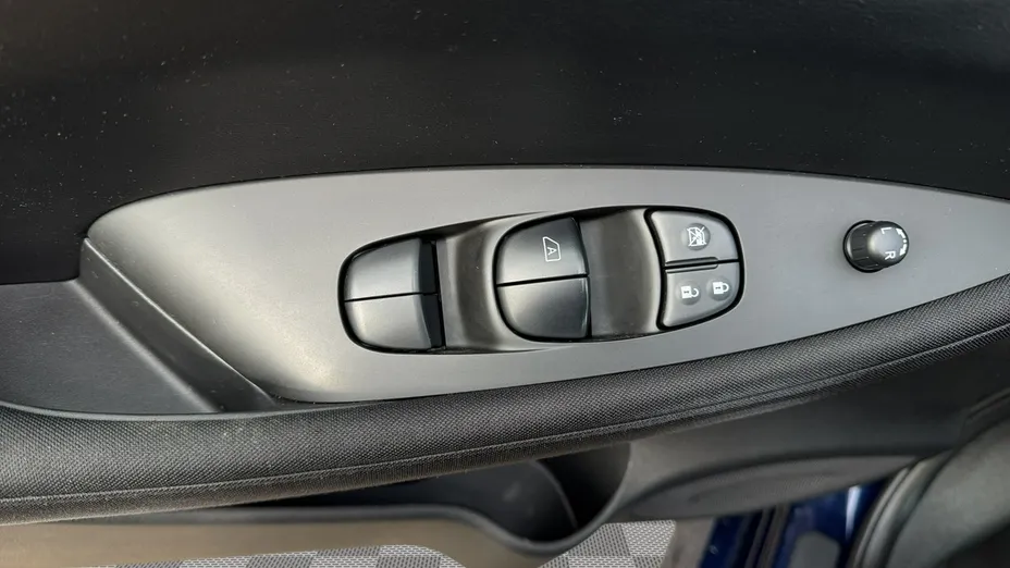 NISSAN Leaf -
