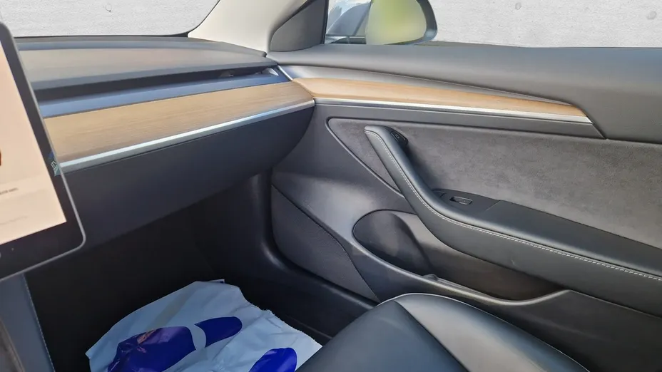 TESLA Model 3 -