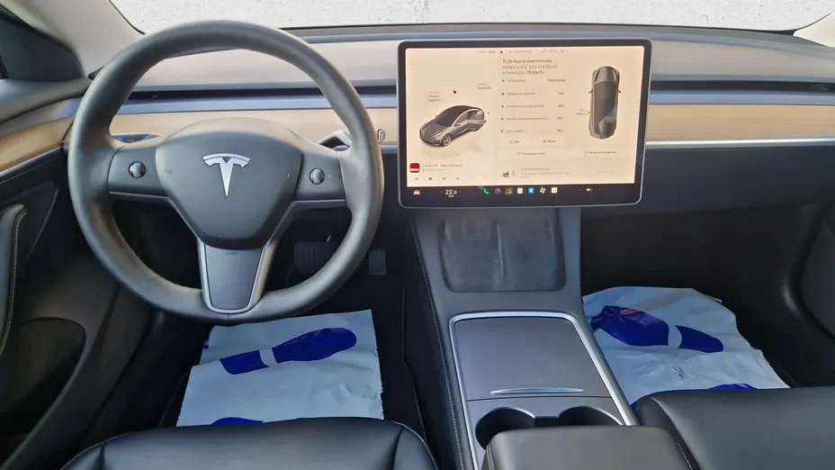 TESLA Model 3 -