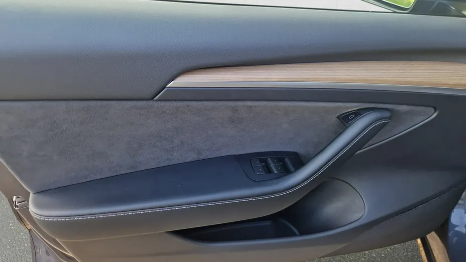 TESLA Model 3 -