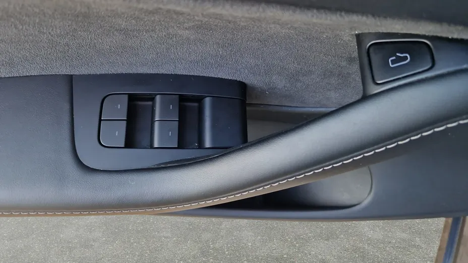 TESLA Model 3 -