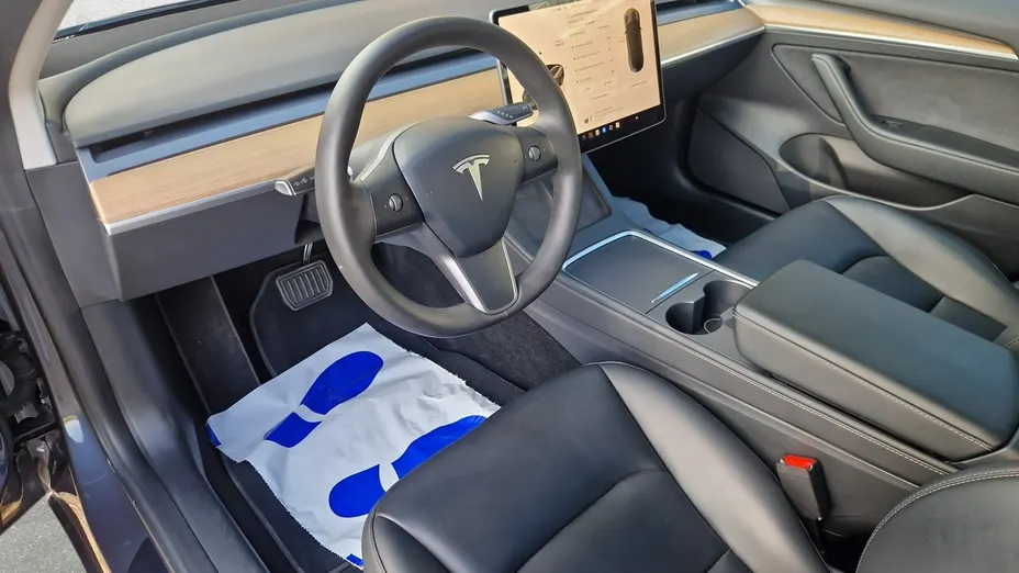 TESLA Model 3 -