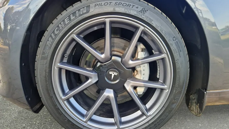 TESLA Model 3 -