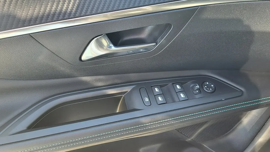 PEUGEOT 3008 -