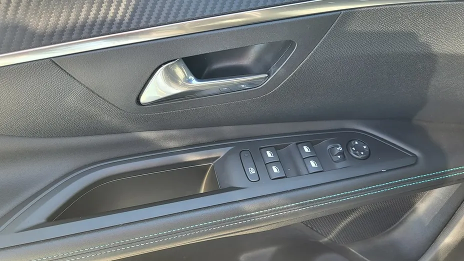PEUGEOT 3008 -